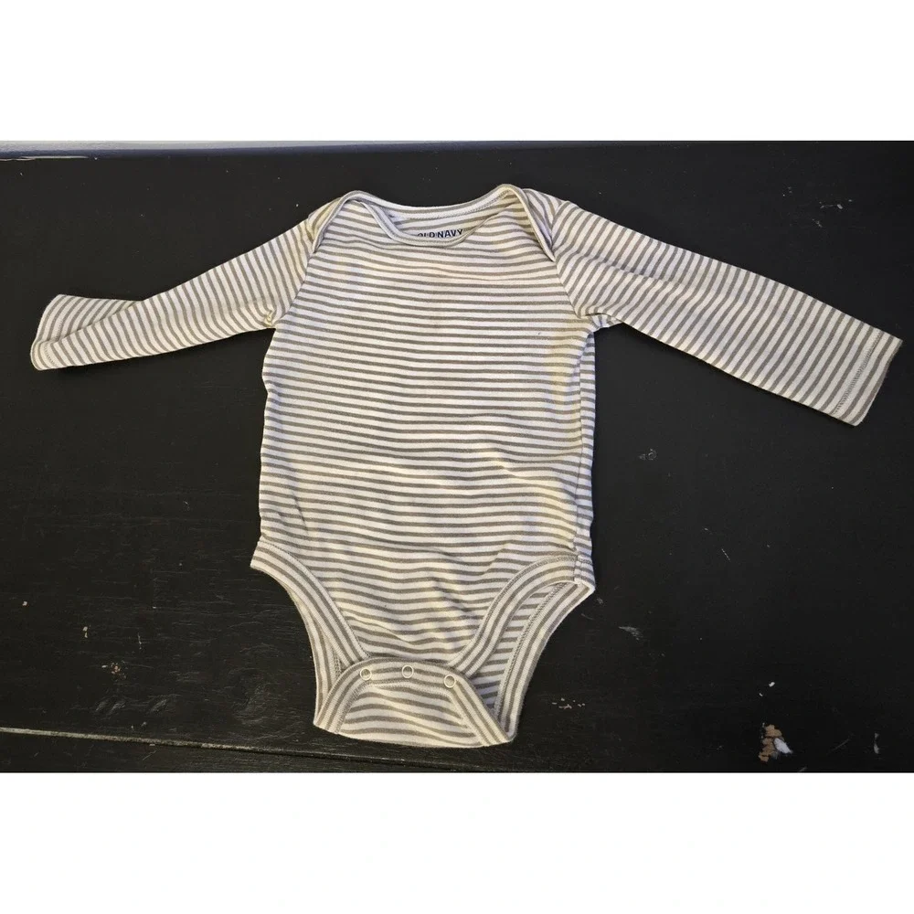 Old Navy Infant Boys (3)‎  Size 6-12 Months Long Sleeve One Piece